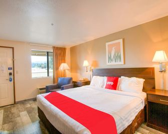 OYO Woodland Hotel And Suites - Woodland - Slaapkamer