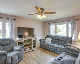 Home w/ Screened-In Porch 1 Mi to Lake Erie - Port Clinton - Living room