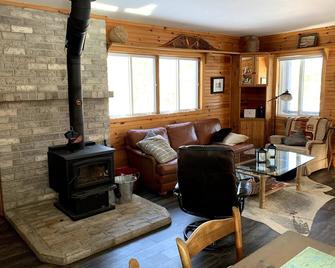 Algonquin Manitou Cottage & Lost Dog - South River - Вітальня