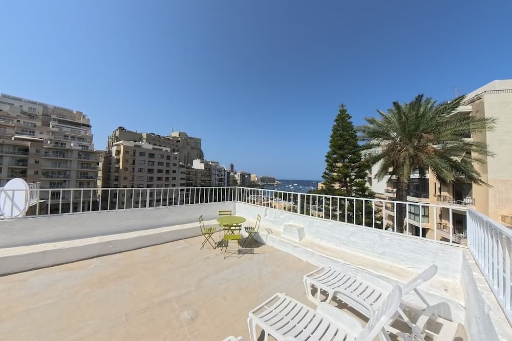 Follow the Sun Boutique Hostel - Pool, Breakfast & Sea Views