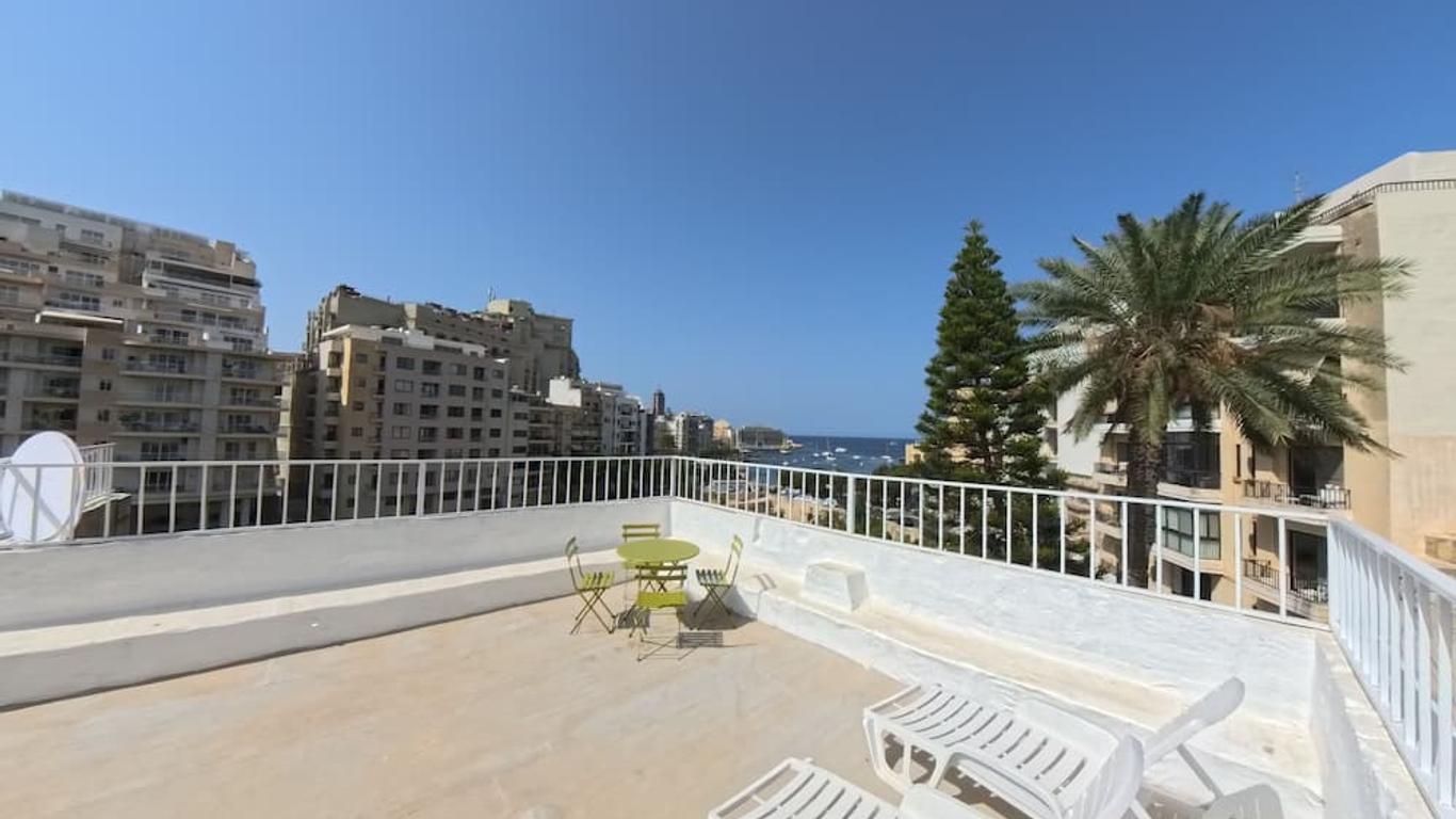 Follow the Sun Boutique Hostel - Pool, Breakfast & Sea Views