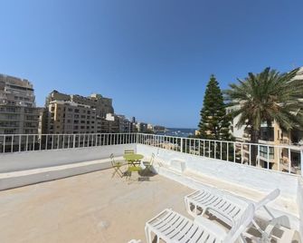 Follow the Sun Boutique Hostel - Pool, Breakfast & Sea Views - סנט ג'וליאנס - מרפסת