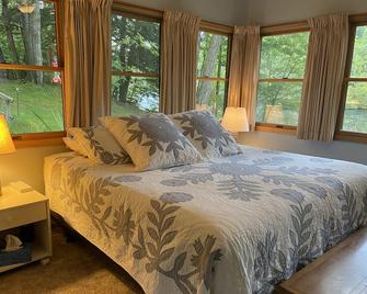 Muskegon River Front Cabin - Newaygo - Bedroom
