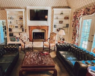 English Tea Garden Vacation Home with Large Patio - Highlands - Lounge