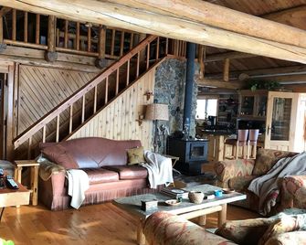 Beautiful log home nestled in the magestic mountains of the Bitterroot Valley - Stevensville - Sala de estar