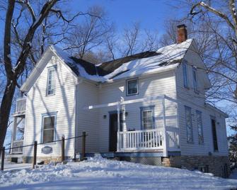 Prairie Creek Inn - Walton - Building