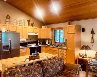 Private & Quaint Cabin in Mercer. Close To Town With Many Northwoods Amenities. - Mercer - Kitchen