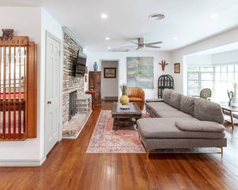 J.R's Dream - Nicoma Park - Living room