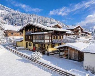Rustic cosiness in the mountains with a terrace - Wald Im Pinzgau - Building