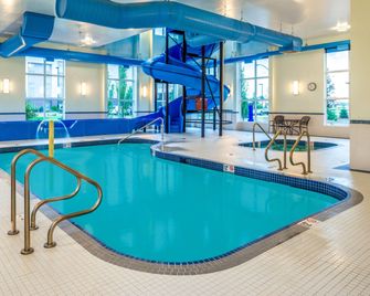 Microtel Inn & Suites by Wyndham Red Deer - Red Deer - Pool