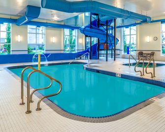 ميكروتيل إن آند سويتس باي ويندام ريد دير - رد دير - حوض السباحة