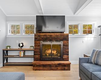 Luxury 4BR Wedding & Ski Retreat by Mountain Top Inn, Killington, and Pico! - Mendon - Вітальня