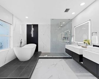 Cozy 4BR Pool Villa Near The Beach with Arcades - Fort Lauderdale