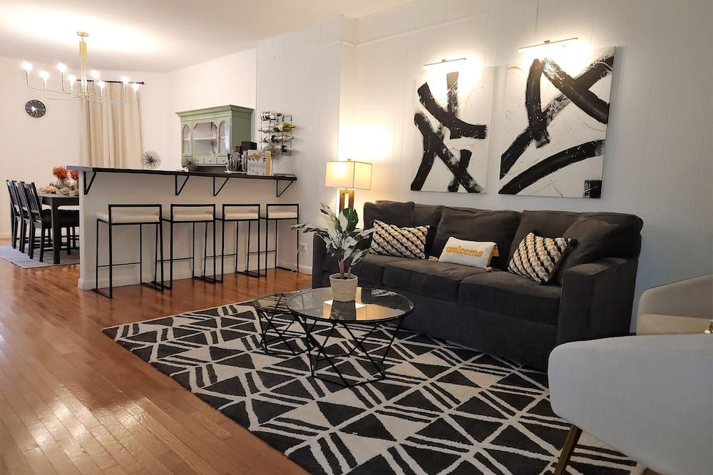 Family-Friendly Townhome Bliss:10min to Lehigh Valley Festivals & Events - Bethlehem - Living room