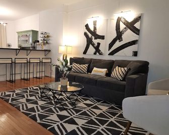 Family-Friendly Townhome Bliss:10min to Lehigh Valley Festivals & Events - Bethlehem - Living room