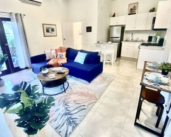 No Chores! 2 BD 2 BA in the heart of Havensight - Saint Thomas Island - Living room