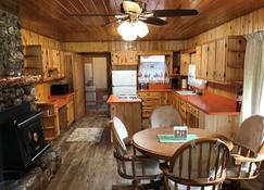 3 bedroom cabin 20 miles NE of entrance to Yellowstone - Silver Gate - Restaurant