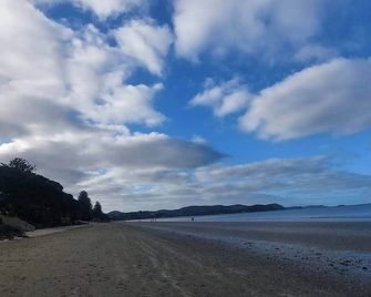 Spacious Studio with Terrace Near Orewa Beach - Silverdale - Playa