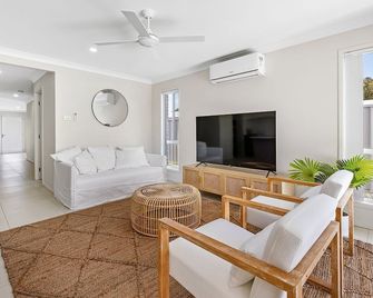 Sea La Vie Two - Salamander Bay - Wohnzimmer