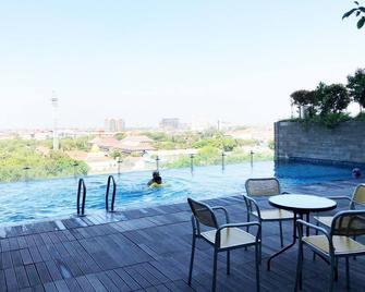 Compact Studio Room At Tamansari Papilio - Surabaya - Pool