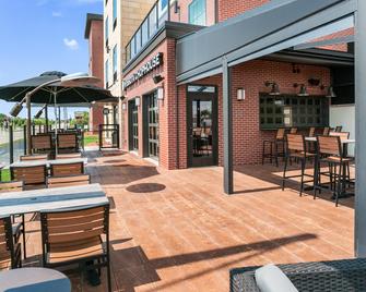Cobblestone Hotel & Suites Appleton International Airport - Neenah - Binnenhof