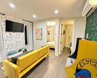 Ultimate NYC Experience 3 bedroom with Game - ניו יורק - סלון