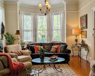 Stay Downtown at 'The Clara' : Antiques, Charm & Room for Everyone with Parking! - Savannah - Soggiorno