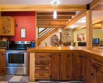 Rustic luxury awaits your visit - Morgantown - Kitchen