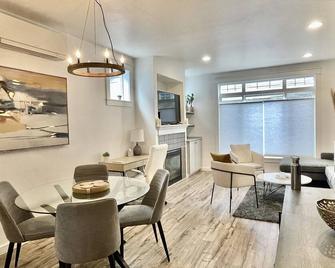 Lux Modern Townhome - Lake Access + Parking + Pet! - Seattle - Comedor