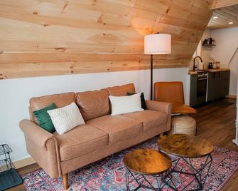 The A-Frame on Pudding Hill - Wood Burning Cedar Hot tub! - Jefferson - Sala de estar