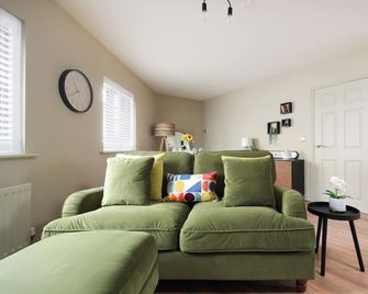 Stylish Flat With Sofa Bed in Malmesbury - Malmesbury - Living room