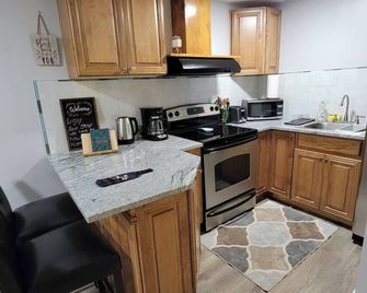 Chic 1-bedroom with WiFi and AC, Centereach apartment near Stonybrook University - Centereach - Kitchen