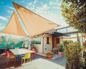 A Casa - ראבנה - פטיו