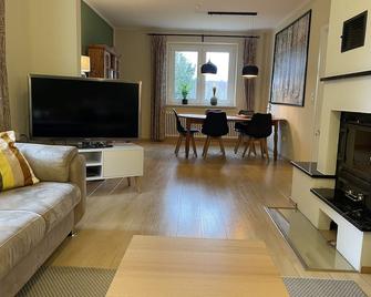 Ferienhaus zum Glück, mit Pool und Kamin - Gerswalde - Sala de estar
