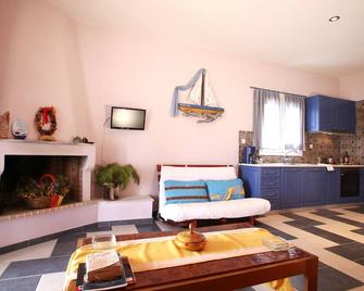Guest house with view, like family,-friendly pet,quality Greek Breakfast,clean. - Galaxidi - Living room