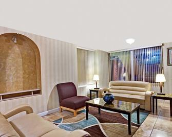 Super 8 by Wyndham Nashville Downtown - Nashville - Sala de estar