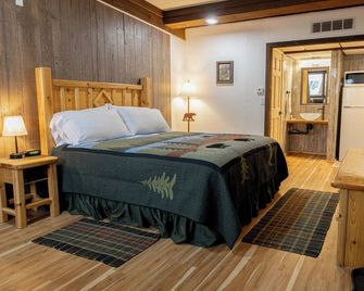 Phelps Lakeview Lodge King Room #2 - Pet Friendly - Phelps