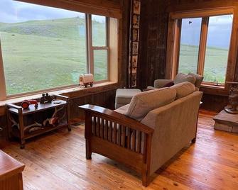 The Shepherd's Retreat - Livingston - Living room