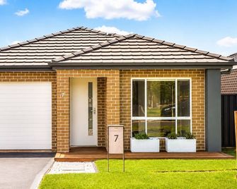 Grantham Farm - MInutes from Rouse Hill Large Well equipped family home - Rouse Hill - Building
