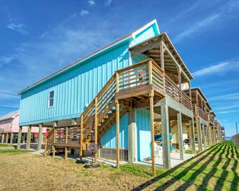 Shared Pool w Bay Views Boat Dock Fishing Big Slough by AvantStay - Corpus Christi - Edificio
