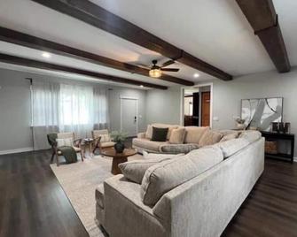 Countryside Charm : 3br, 2ba + 1 Acre Of Land - Dixon