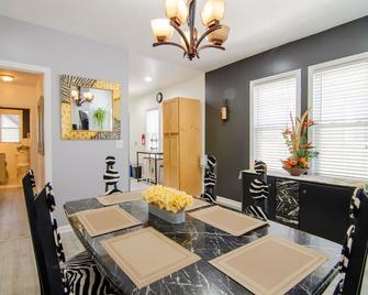 Spacious 3 bedroom close to NYC - North Bergen - Comedor