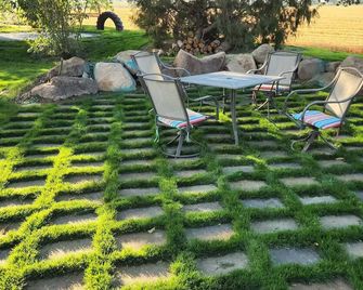 Charming country cottage has private patio, hot tub & many other amenities. - Nampa - Patio