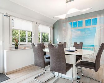 Apartment 'Ankerplatz' with Balcony and Wi-Fi - Wischhafen - Dining room