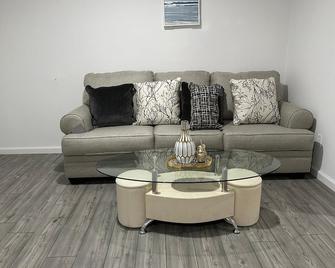 Cozy 1-bedroom, 1-bathroom Space in charming Killeen with WiFi, AC - Killeen - Living room