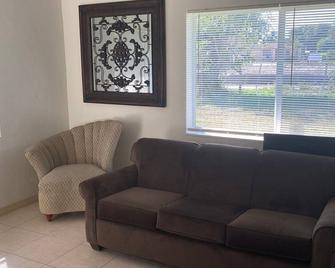 Walk to everything in Delray Beach - Delray Beach - Living room