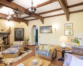 Stunning private villa for 7 people with WIFI, TV, terrace and pets allowed - Allumiere - Soggiorno