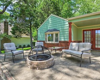 Waterfront Annapolis Home Fire Pit and Fishing Pier - Annapolis - Patio