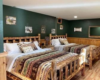 Bear Creek Resort, Lower Cabin Suite ( 2 queen beds), Lower Cabin Suite ( 2 queen beds) - Trout Creek