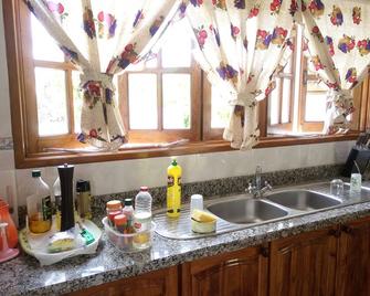 Beryl Guesthouse - #Ocean Familiale - Village and ocean within 5mn walking distance - La Digue Island - Cocina